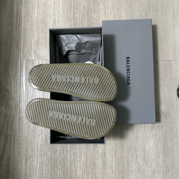 Balenciaga slides in light gray - Picture 7 of 7